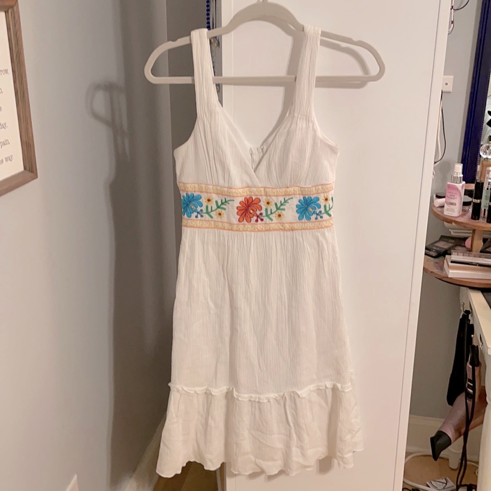 White dress with floral pattern. Size 5/6